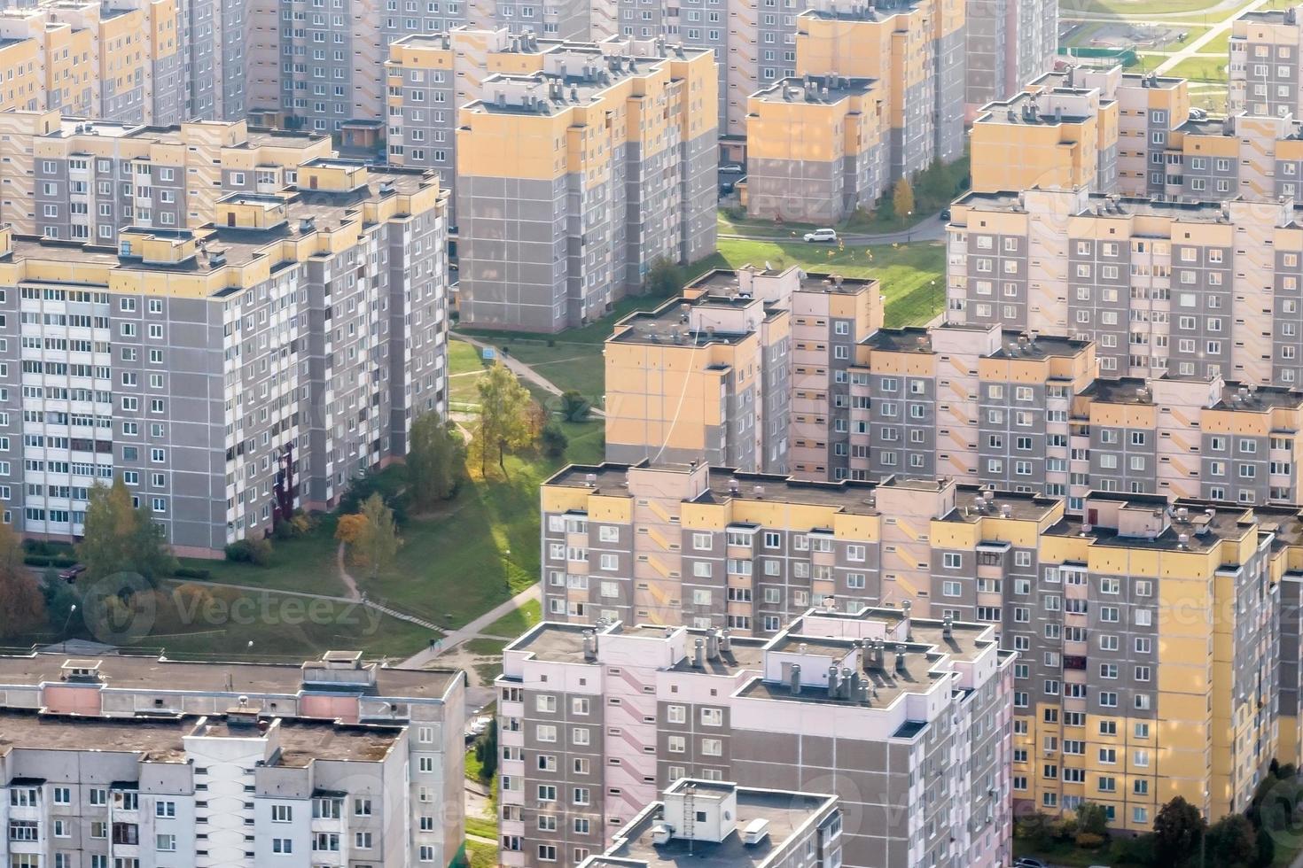 vue panoramique aérienne depuis la hauteur d'un complexe résidentiel à plusieurs étages et développement urbain en automne photo