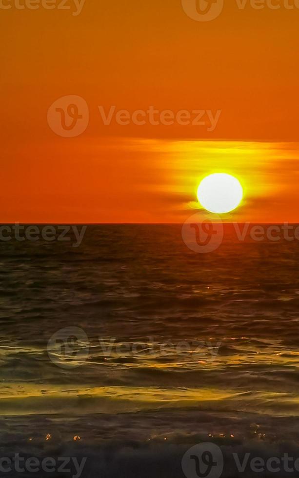 coucher de soleil doré coloré grande vague et plage puerto escondido mexique. photo