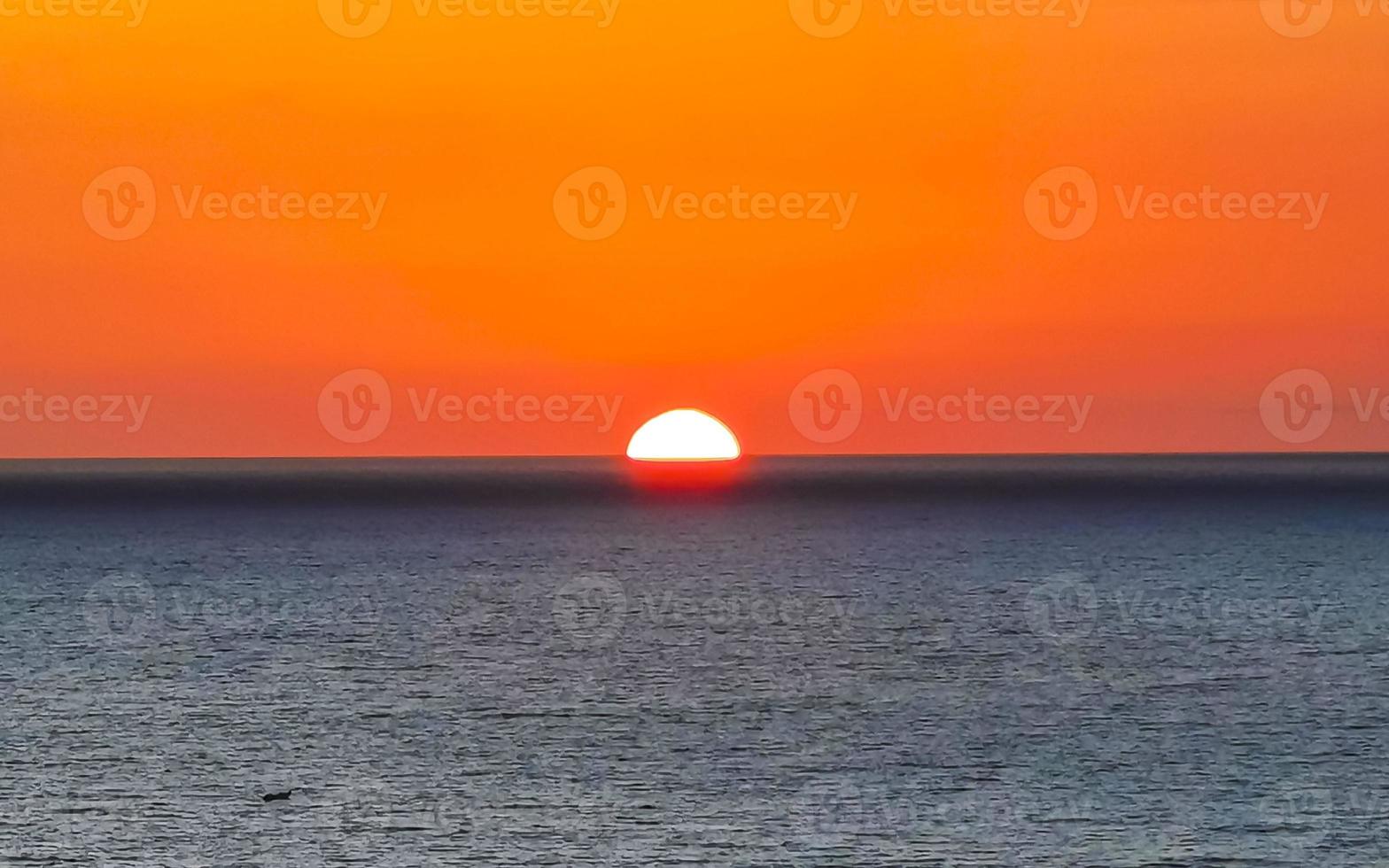 coucher de soleil doré coloré grande vague et plage puerto escondido mexique. photo