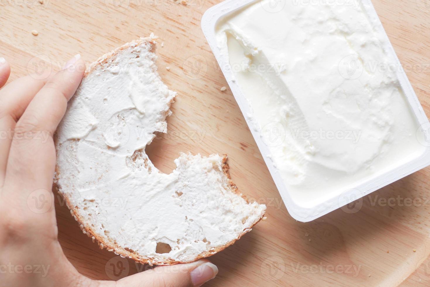 crème au fromage tartinée sur du pain bagel frais photo