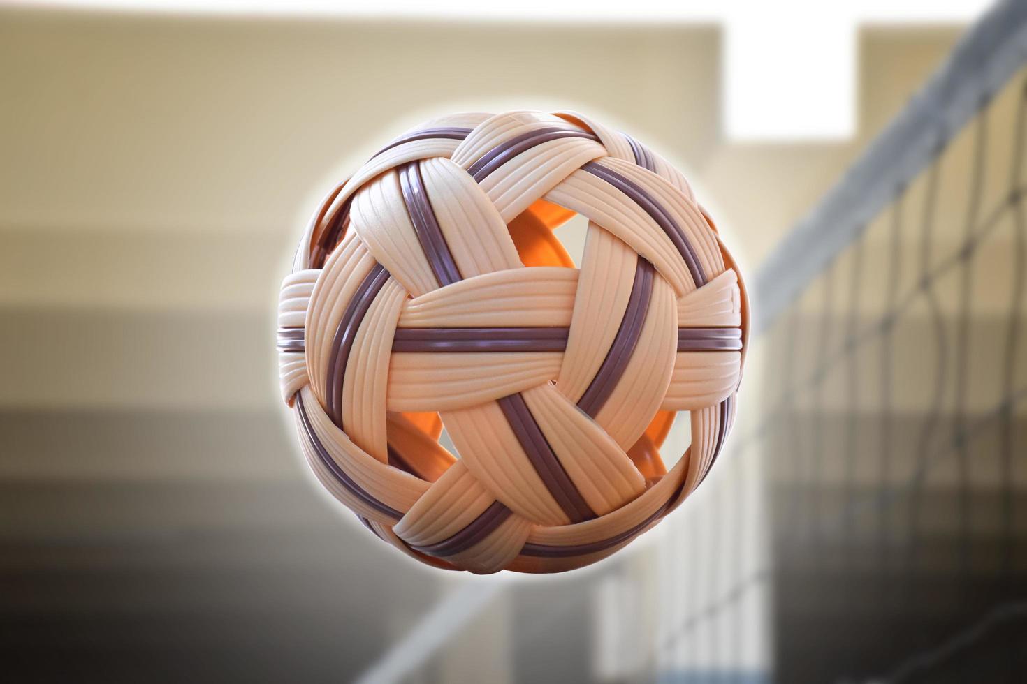 sepak takraw ball, sport populaire des pays d'asie du sud-est, mise au point douce et sélective, sport de plein air et concept d'activités récréatives. photo