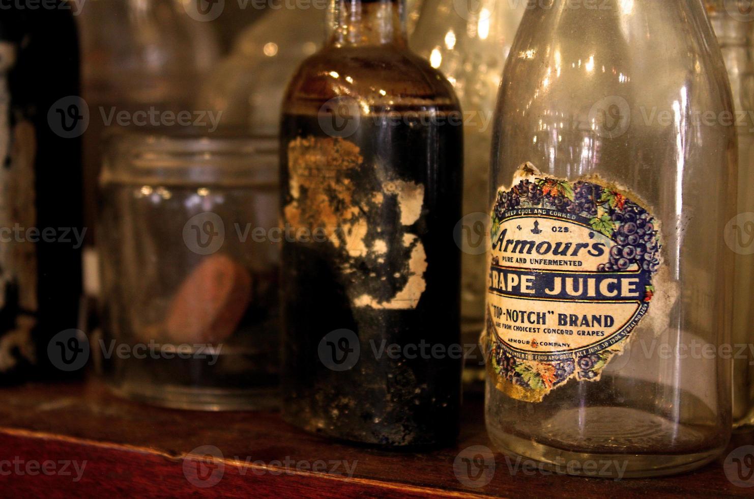 une collection de bouteilles vintage dans un magasin de curiosités photo