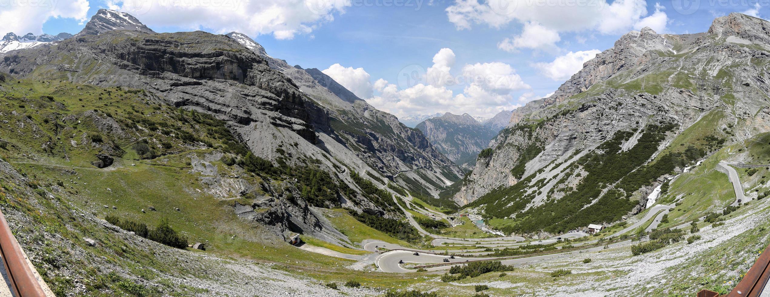 route de montagne dans les alpes photo