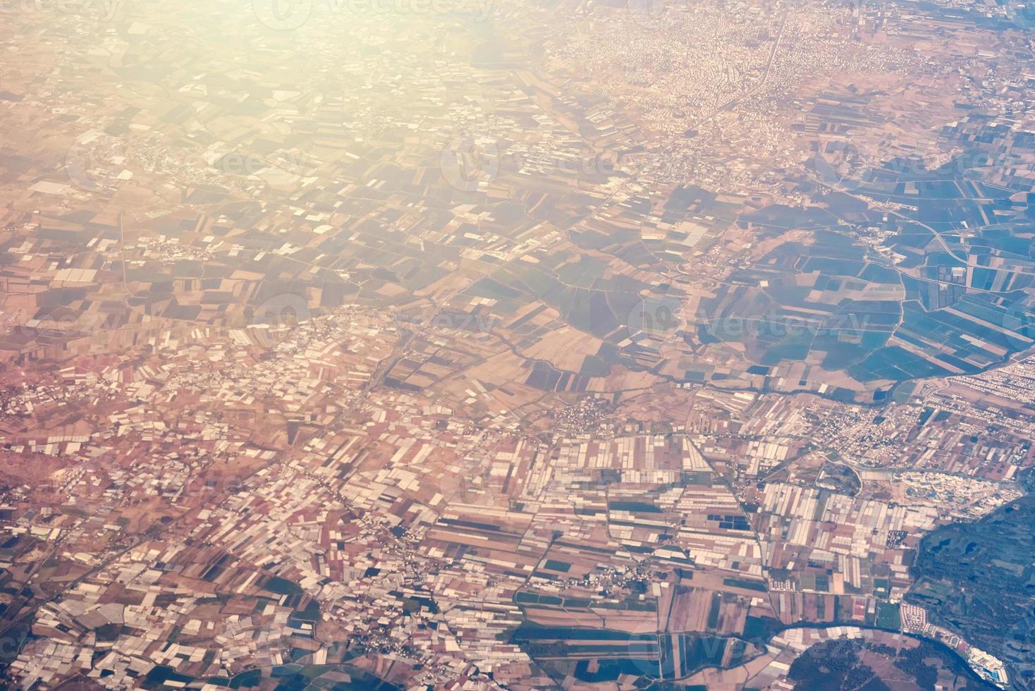 vue aérienne d'un paysage urbain depuis la fenêtre de l'avion photo