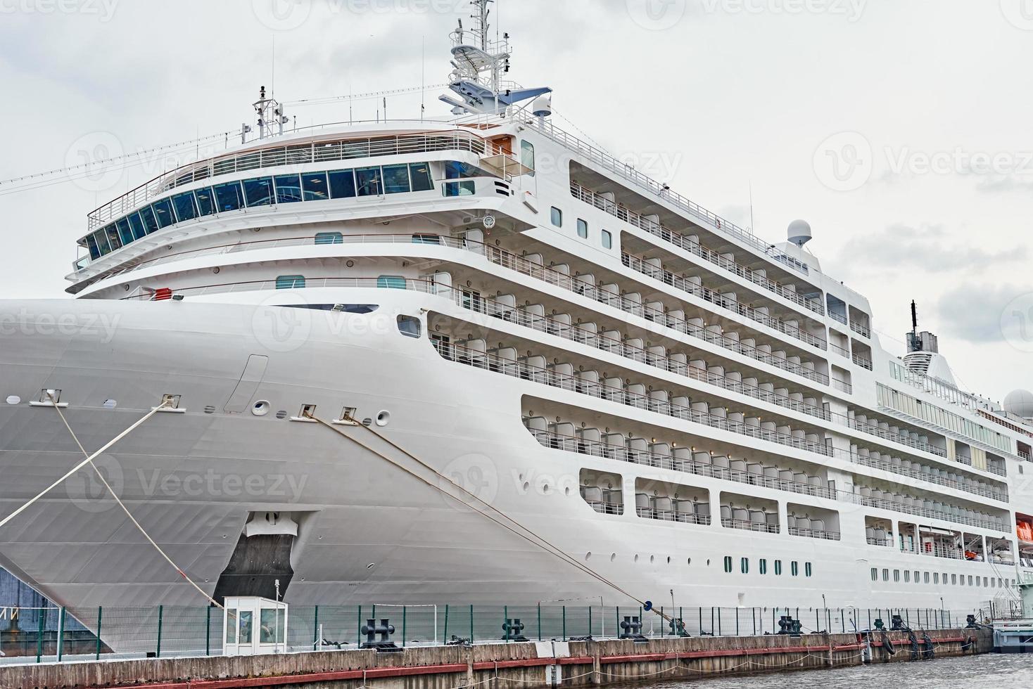 paquebot de croisière blanc amarré dans le port photo