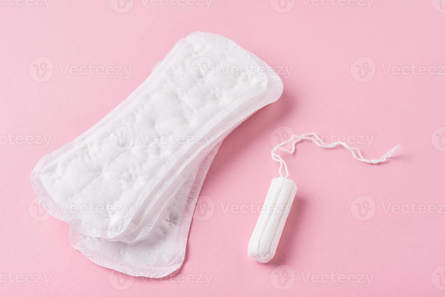 serviettes hygiéniques sur fond rose, vue de dessus 13947990 Photo de stock  chez Vecteezy