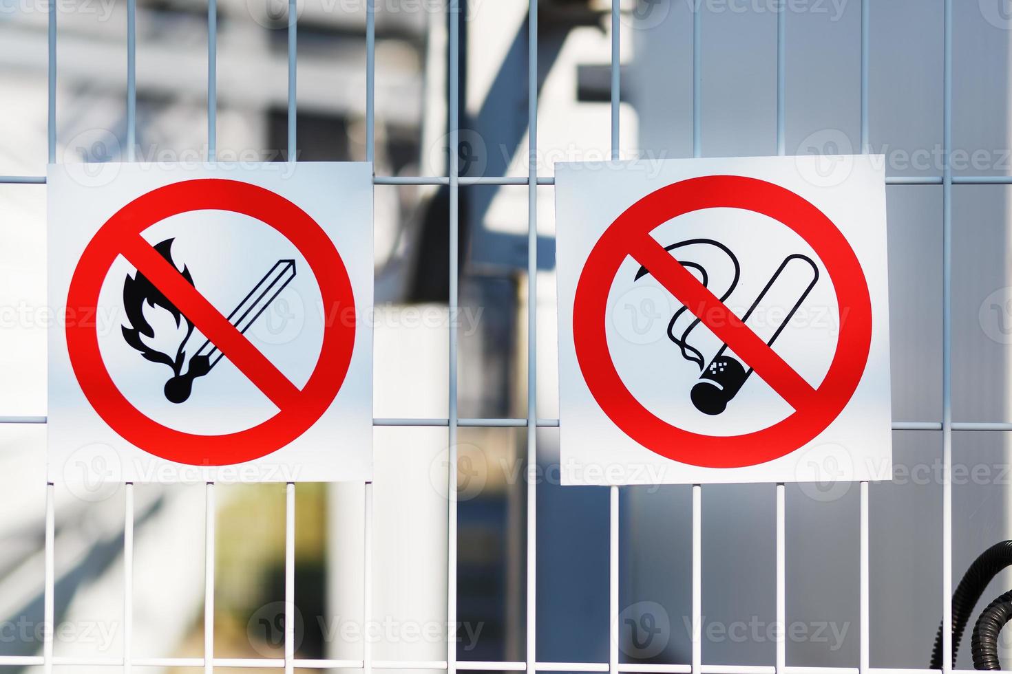 Inscrivez-inflammable sur la clôture d'une installation industrielle photo