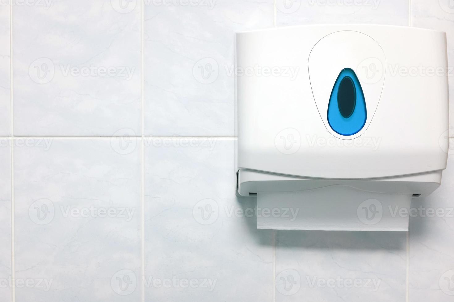 distributeur de serviettes en papier soft focus sur un mur de granit dans la salle de bains photo