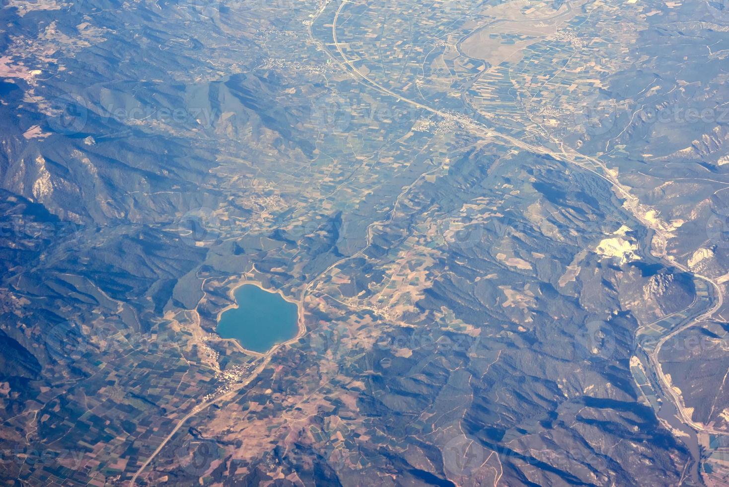 vue depuis l'avion, la ville dans une montagne et la côte photo