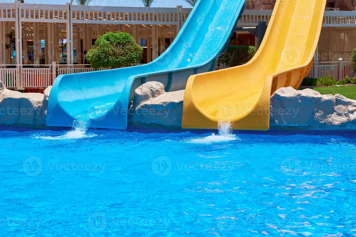 deux toboggans dans le parc aquatique. fond de parc aquatique photo