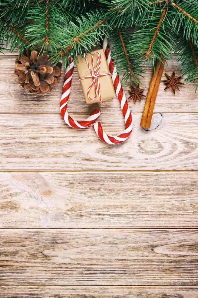 cadeau de noël, cannes de bonbon et flocons de neige sur un fond vintage rustique en bois photo