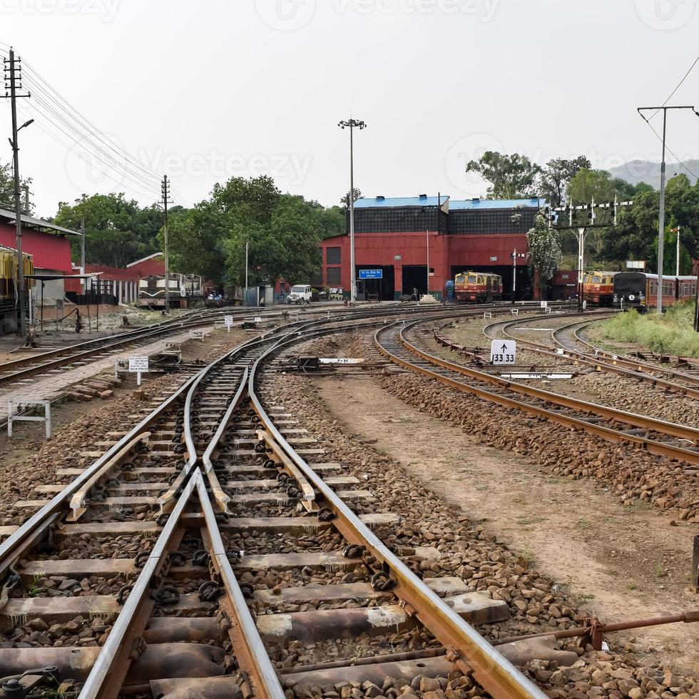 vue sur les voies ferrées du train jouet depuis le milieu pendant la journée près de la gare de kalka en inde, vue sur la voie du train jouet, jonction ferroviaire indienne, industrie lourde photo