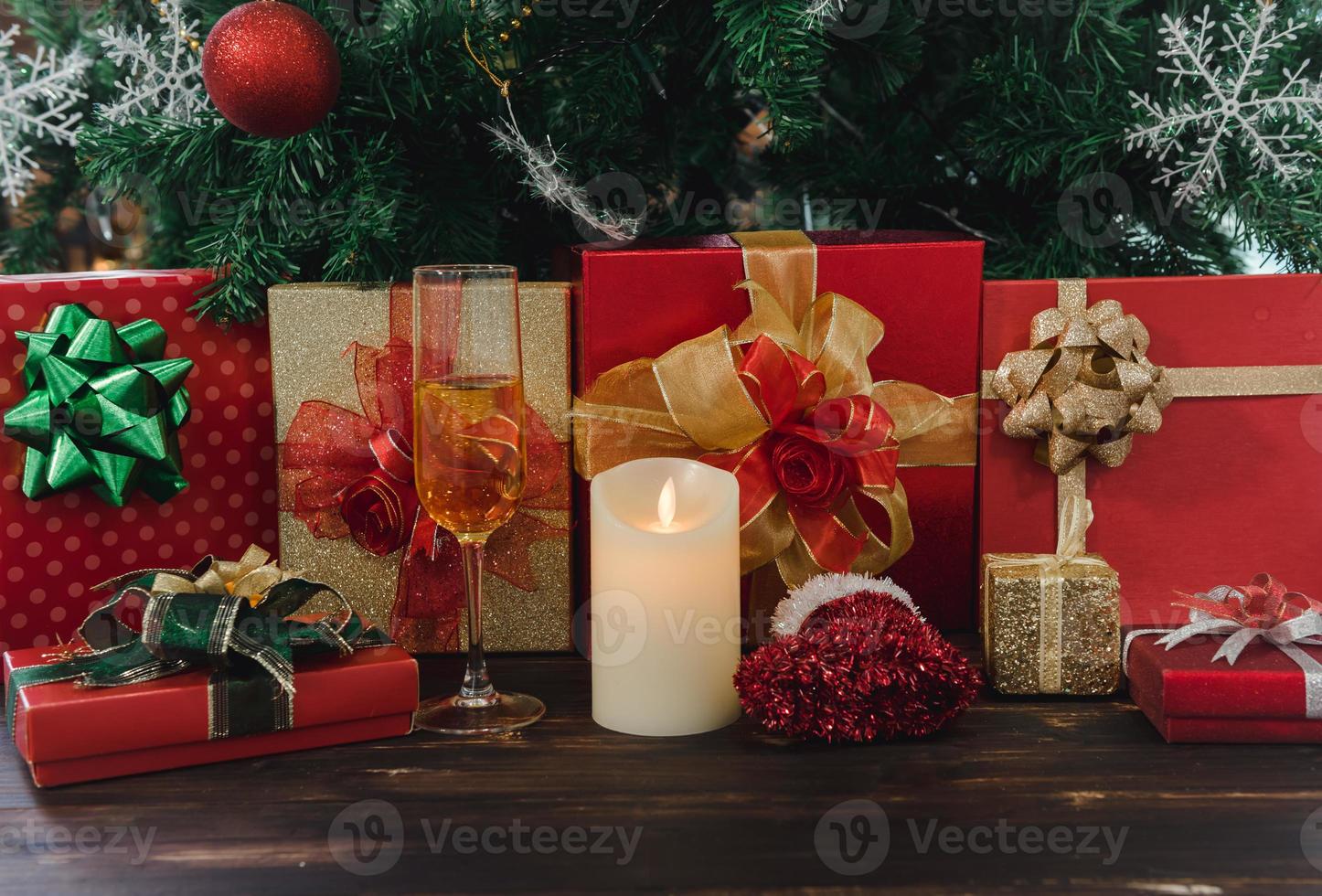 2023 bonne année, fête de noël avec cadeaux, pin, bougie, fond de décorations de boule. photo