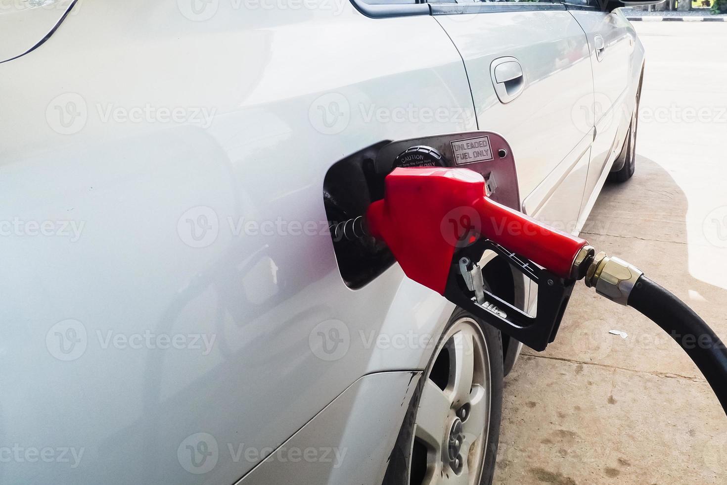 ravitaillement en voiture garée dans une station-service photo