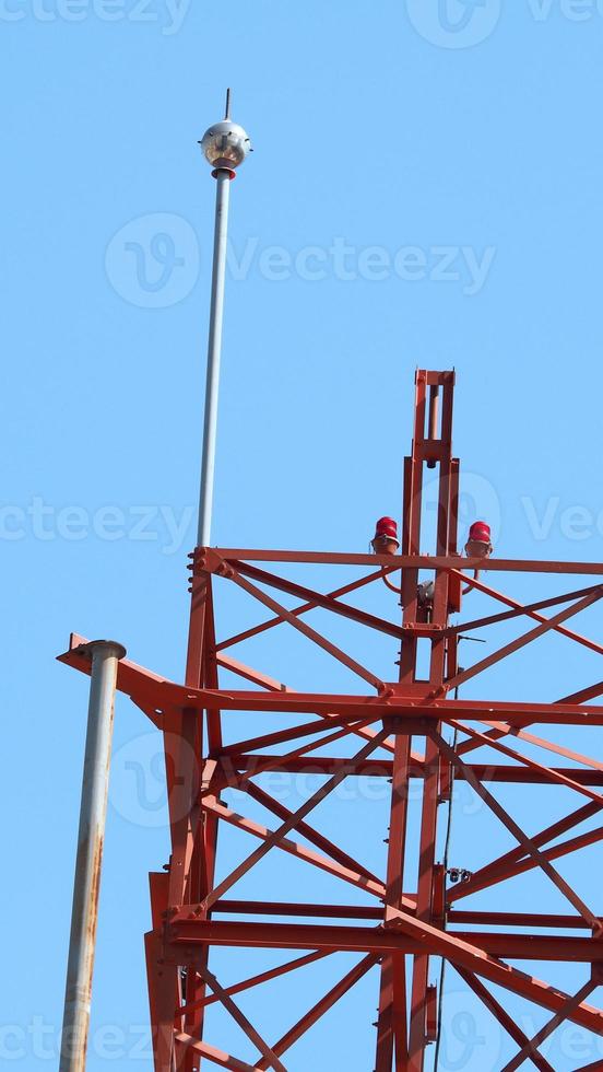 gros plan de la tour de télécommunication. photo