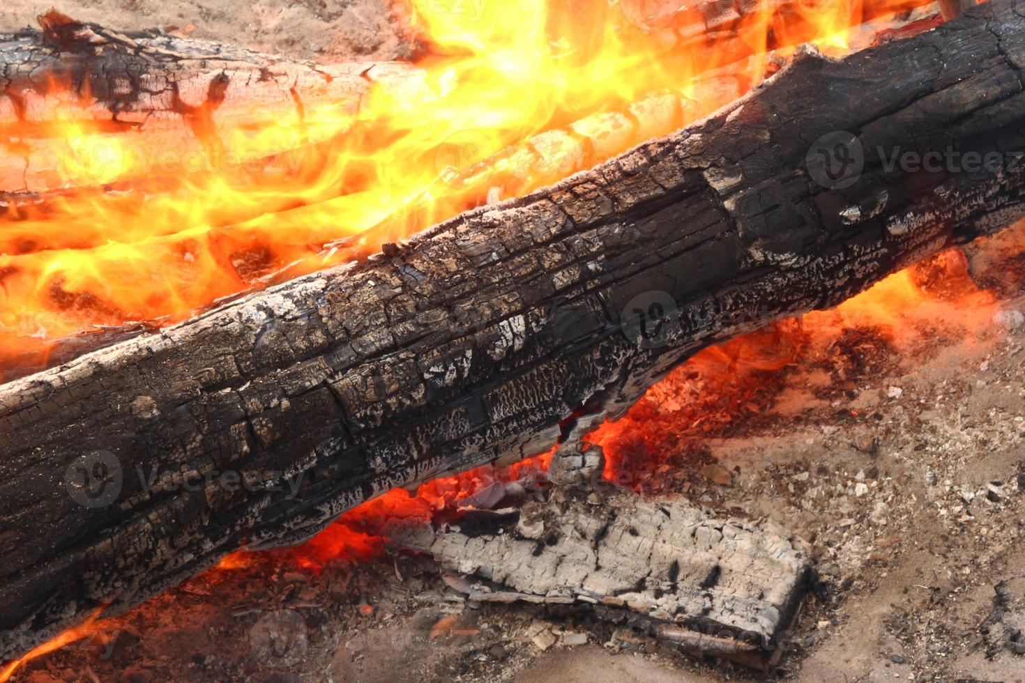 sibérie, russie. un feu de joie avec une flamme. photo