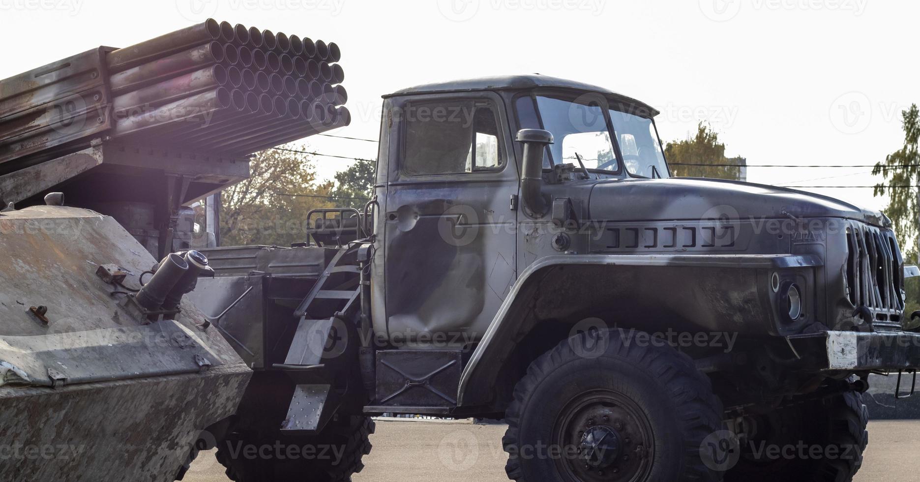 système soviétique de lance-roquettes multiples bm-21 grad sur le châssis d'un camion ural-375d. équipement militaire cassé et brûlé de la fédération de russie à la suite du conflit en ukraine. photo