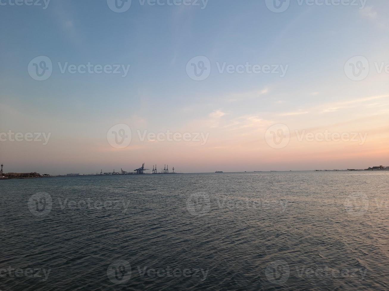 une belle soirée et un magnifique coucher de soleil sur la corniche de jeddah. photo