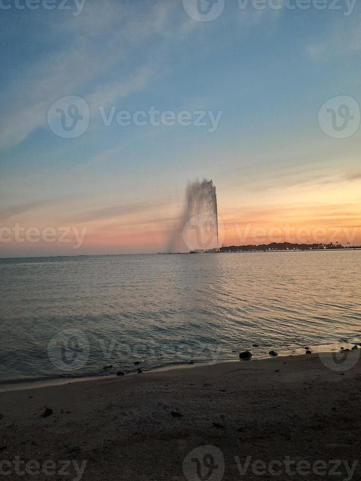 une belle soirée et un magnifique coucher de soleil sur la corniche de jeddah. photo