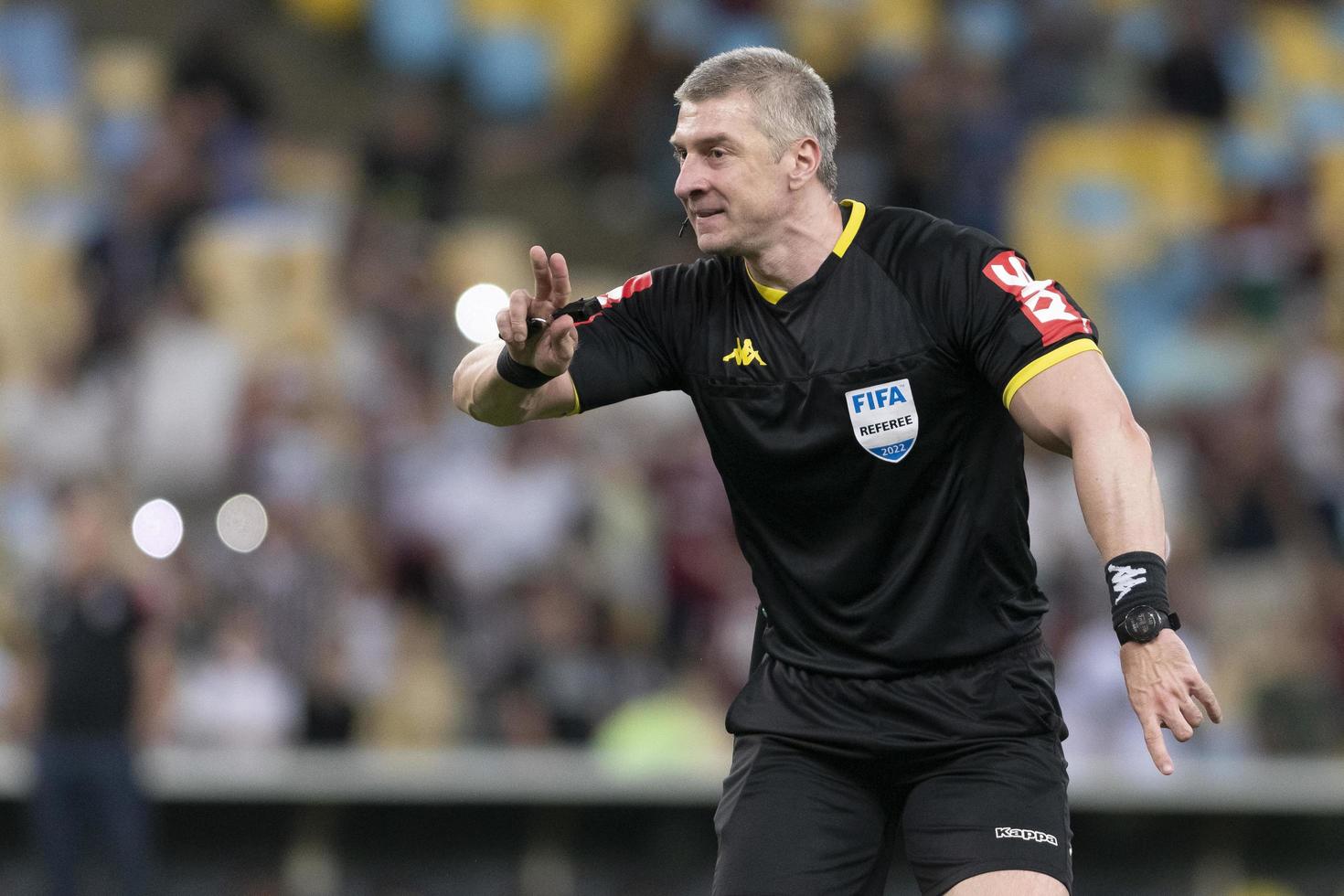 rio, brésil, 02 novembre 2022, anderson daronco arbitre dans le match entre fluminense vs sao paulo par 36e tour du championnat brésilien, une série au stade maracana photo