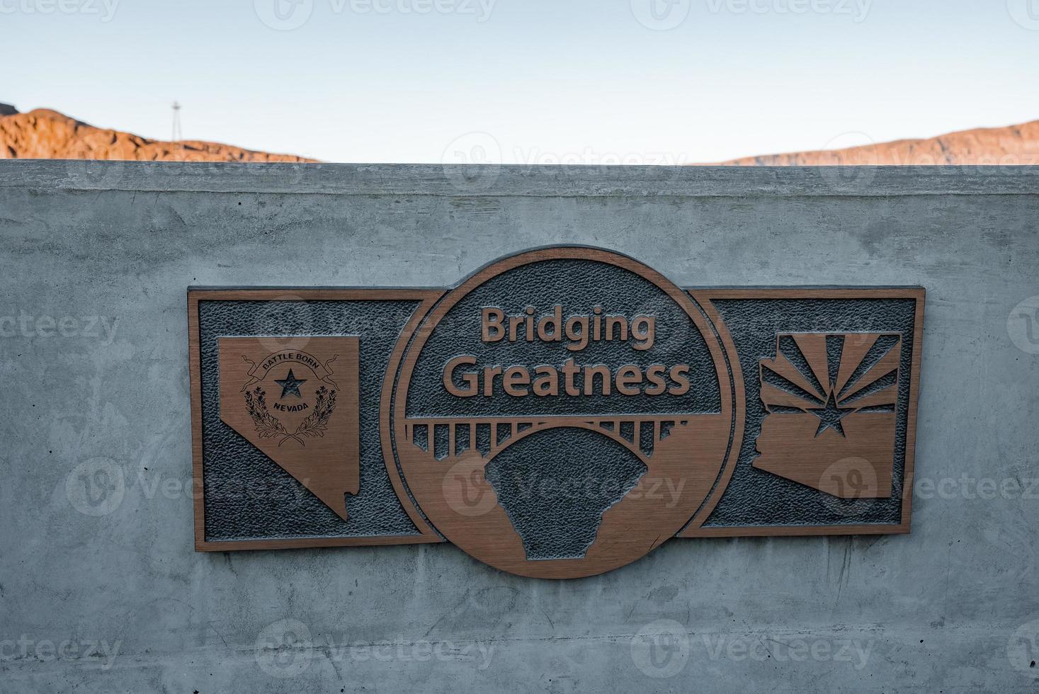 plaque de bronze avec texte de grandeur de pont sur le mur photo