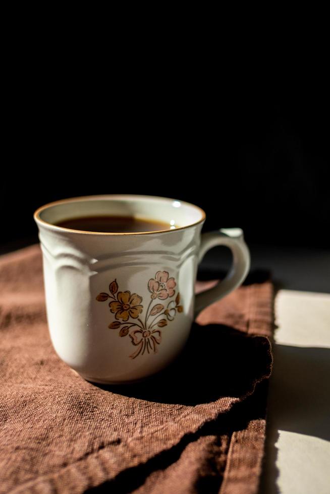 café sur fond blanc avec serviette marron photo