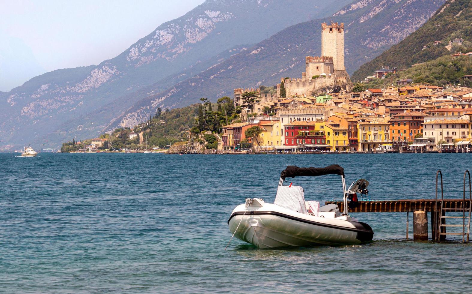 vue depuis la promenade au bord du lac jusqu'à la célèbre ville méditerranéenne de malcesine, lago di garda lac de garde, italie photo