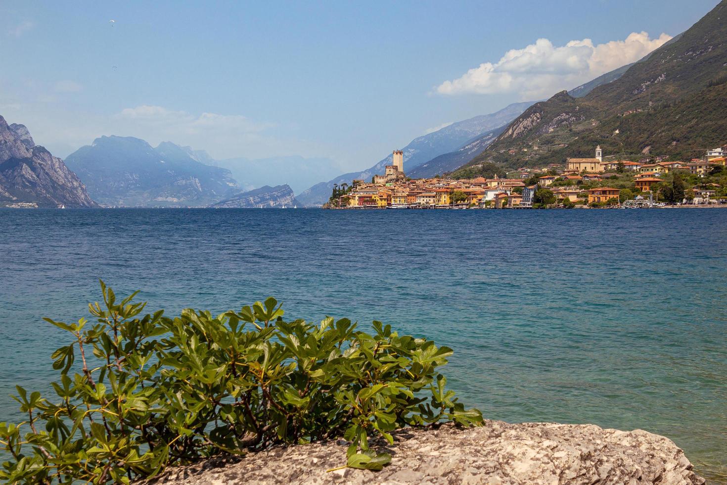 vue depuis la promenade au bord du lac jusqu'à la célèbre ville méditerranéenne de malcesine, lago di garda lac de garde, italie photo