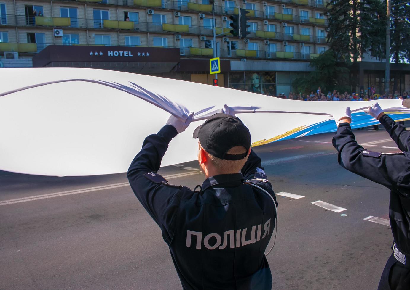 dnipro, ukraine - 09.11.2021 les citoyens célèbrent la journée de la ville. les policiers portent un drapeau festif. photo