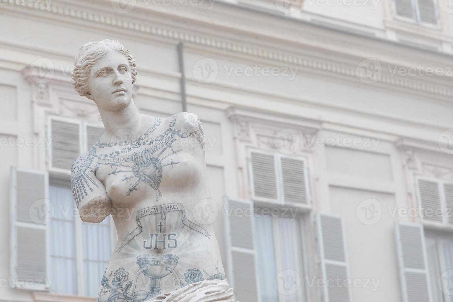 turin, italie - venus de milo avec des tatouages de fabio viale. marbre blanc et encre de couleur. photo