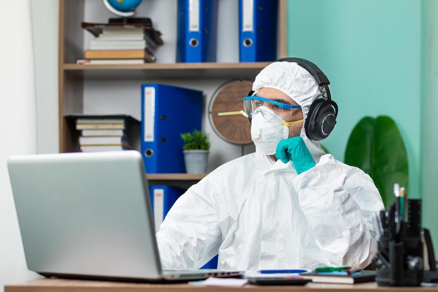 homme avec une combinaison de protection spéciale écoute de la musique avec un casque photo