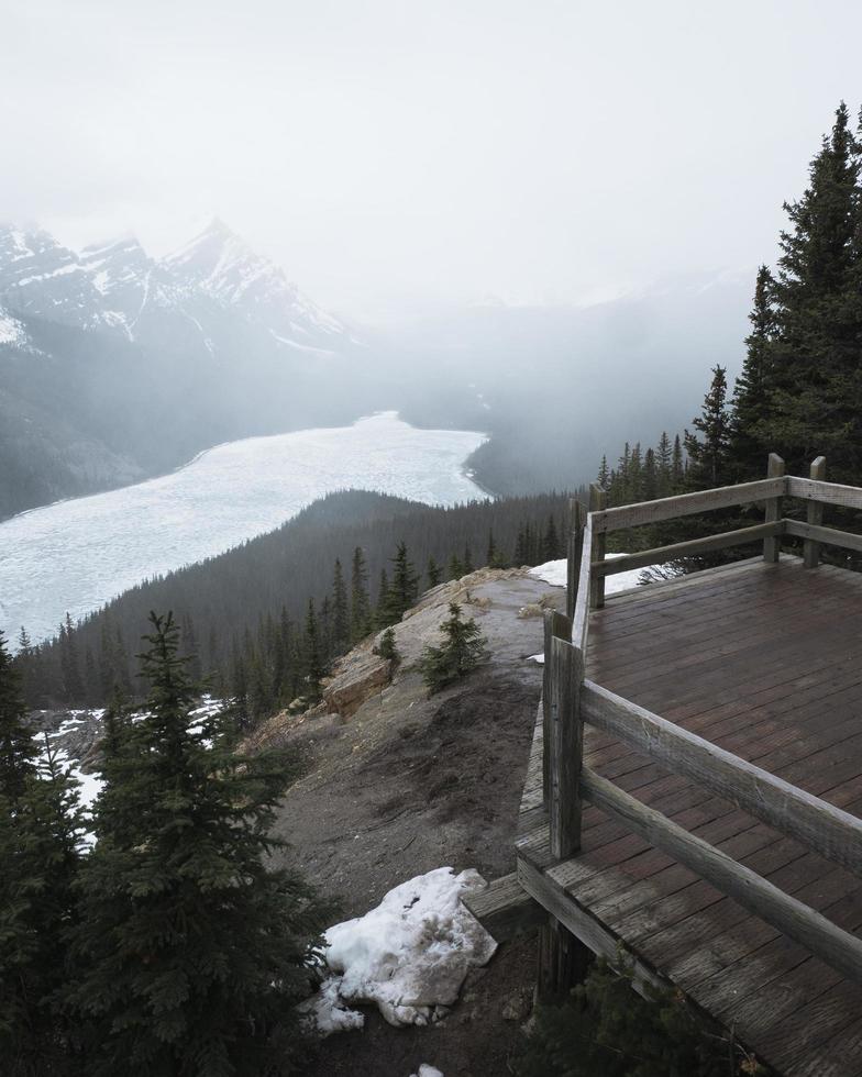 quai au-dessus d'une vue sur la montagne photo