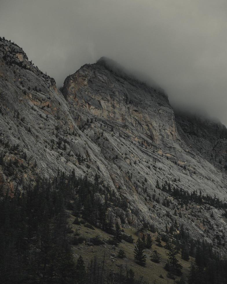 Face de falaise de Rocky Mountain au Canada photo