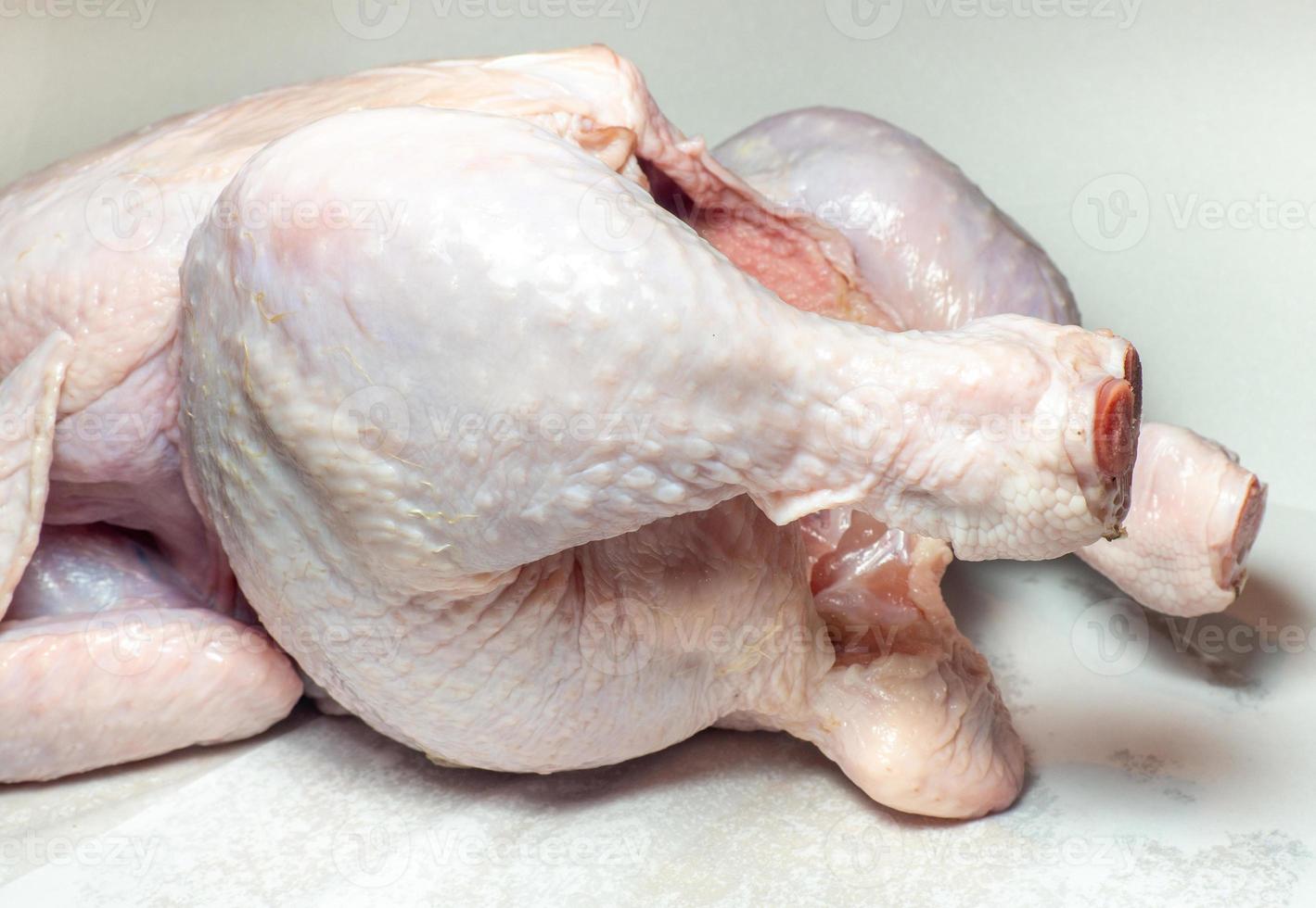 poulet entier cru sur un papier blanc. Ingrédients alimentaires. poulet aux épices. nourriture saine photo