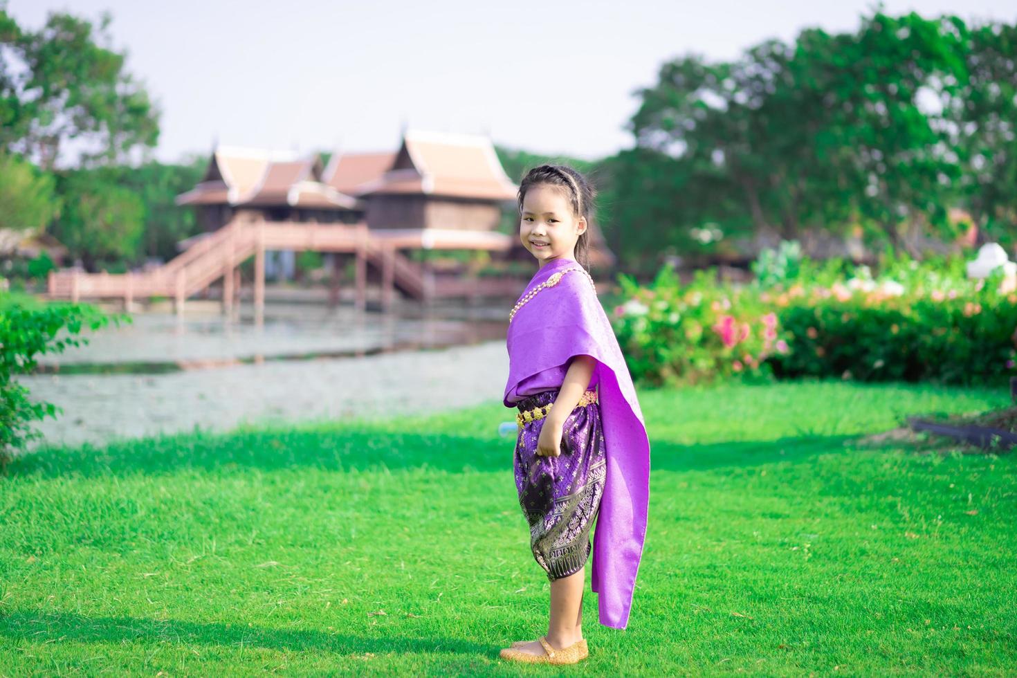 fille asiatique en robe de période thaïlandaise photo