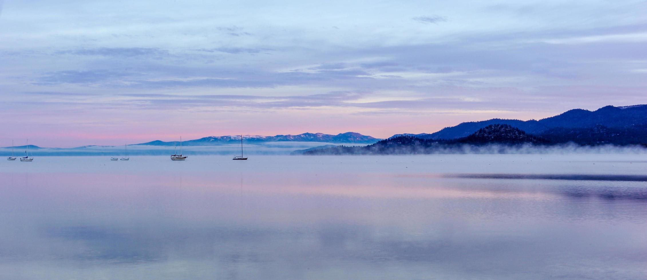 bateaux sur plan d'eau près de la montagne. photo