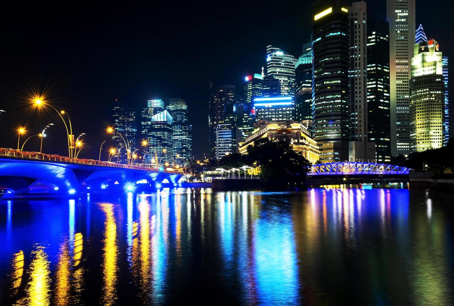 coloré du paysage urbain de nuit photo