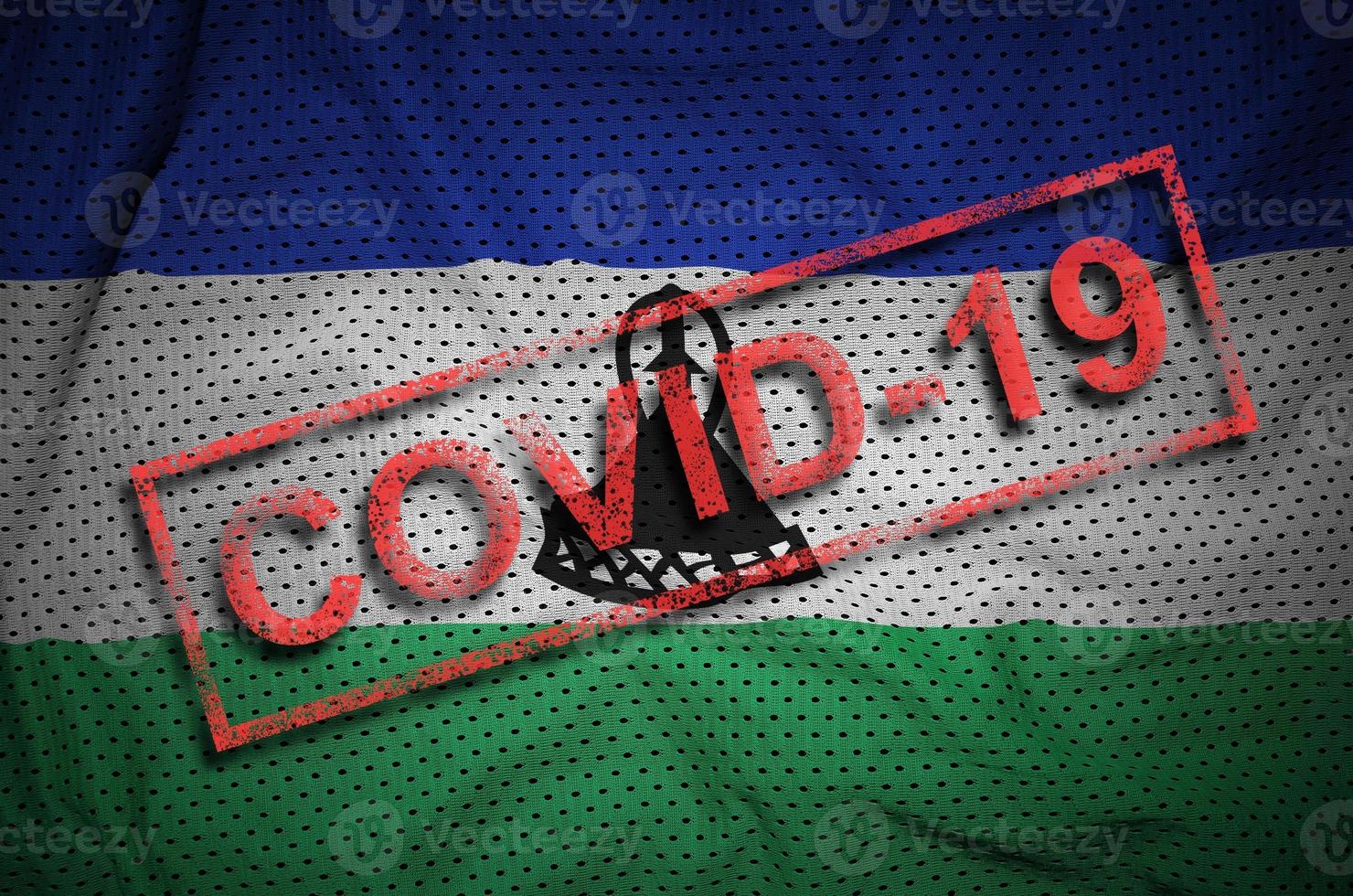 drapeau du lesotho et timbre rouge covid-19. épidémie de coronavirus 2019-ncov photo