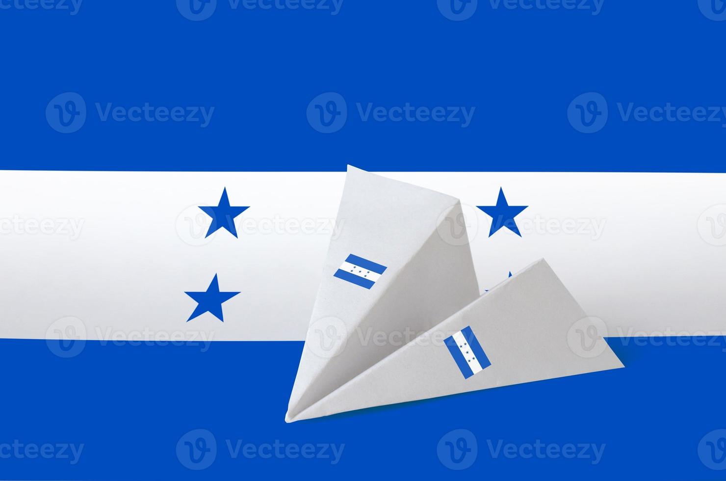 drapeau du honduras représenté sur un avion en papier origami. concept d'art fait à la main photo
