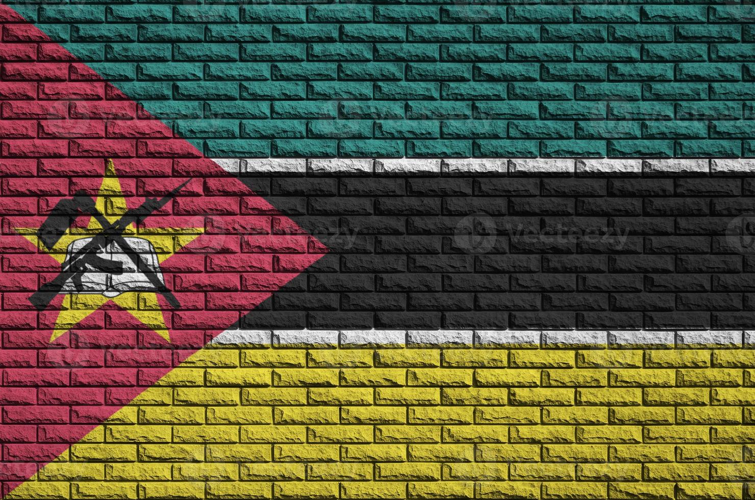 Le drapeau mozambicain est peint sur un vieux mur de briques photo