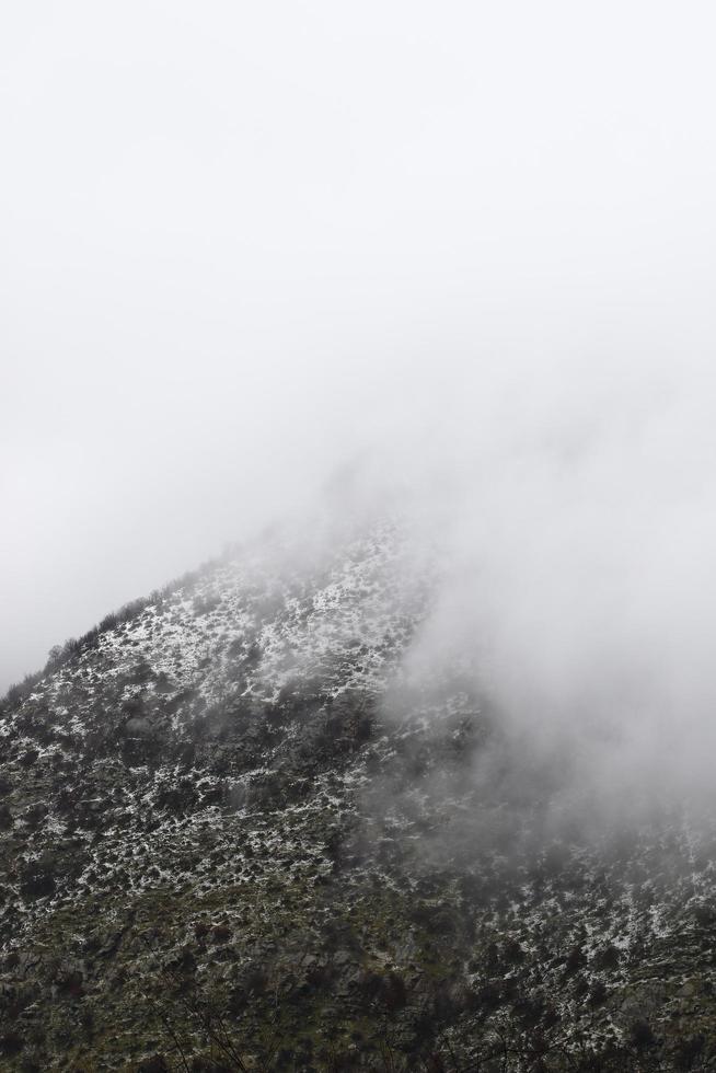 brouillard et nuages sur les montagnes photo