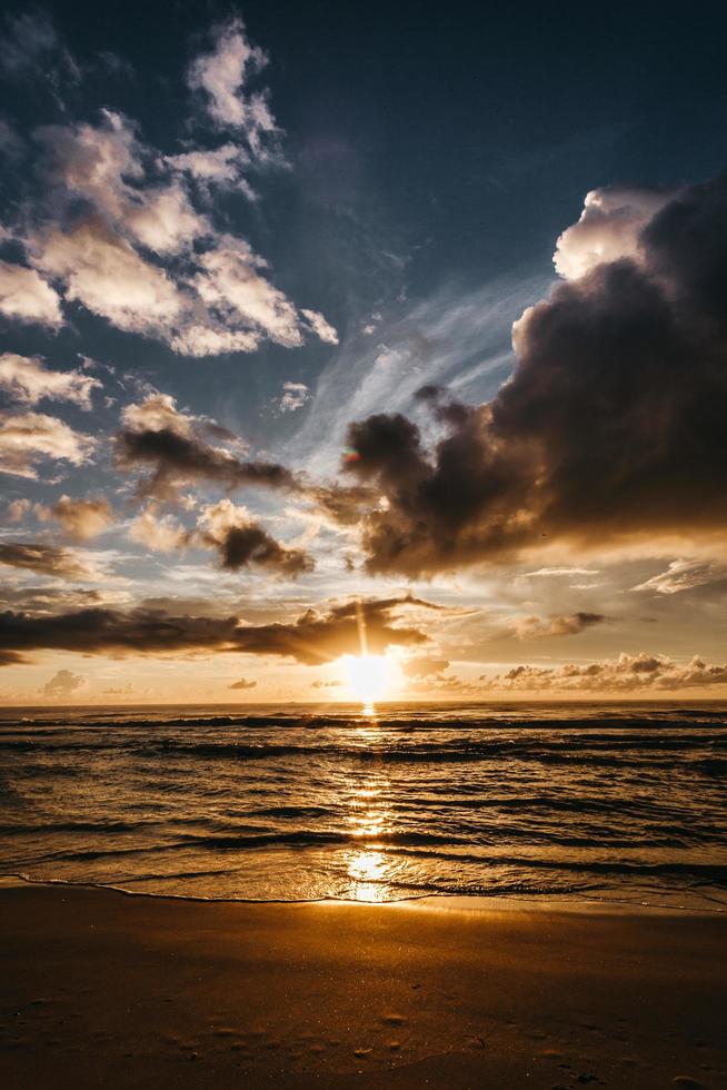 ciel coucher de soleil sur mer agitant photo