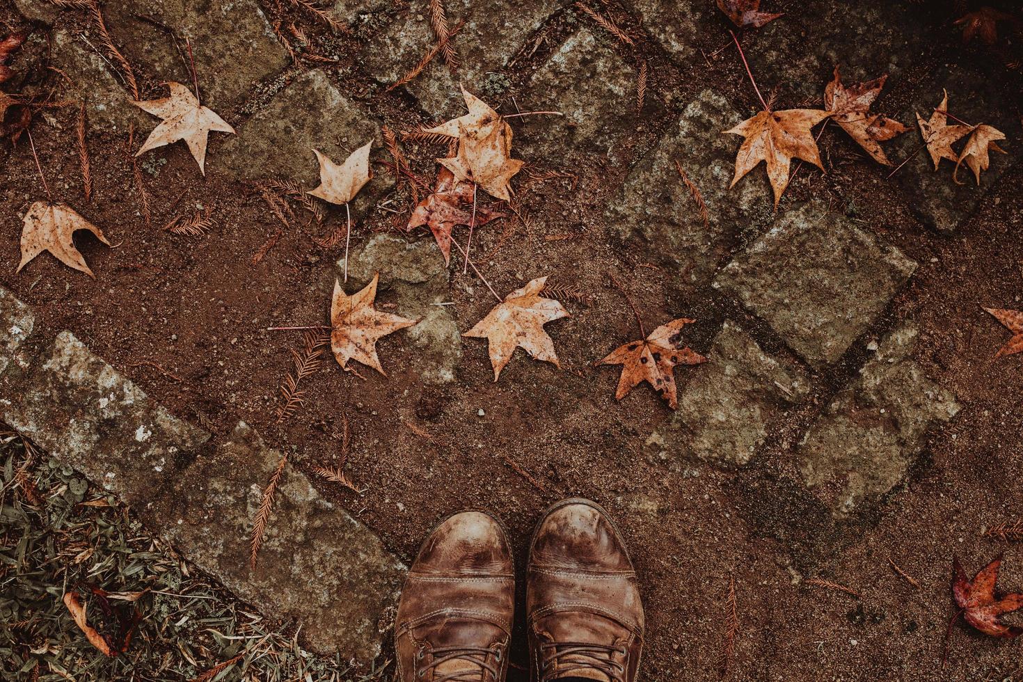 personne portant des bottes en cuir marron photo