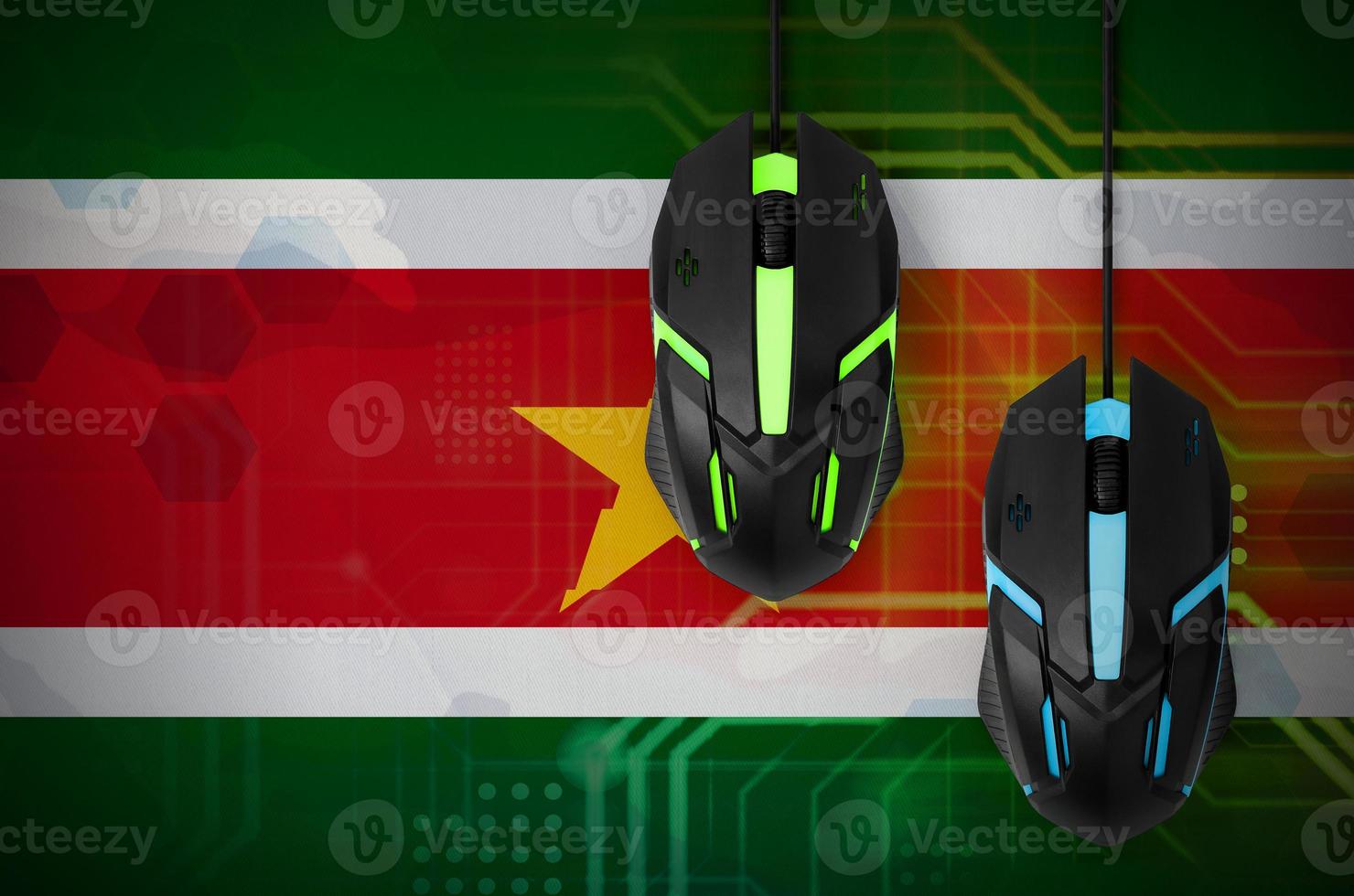 drapeau du suriname et deux souris avec rétro-éclairage. jeux coopératifs en ligne. équipe de cybersport photo