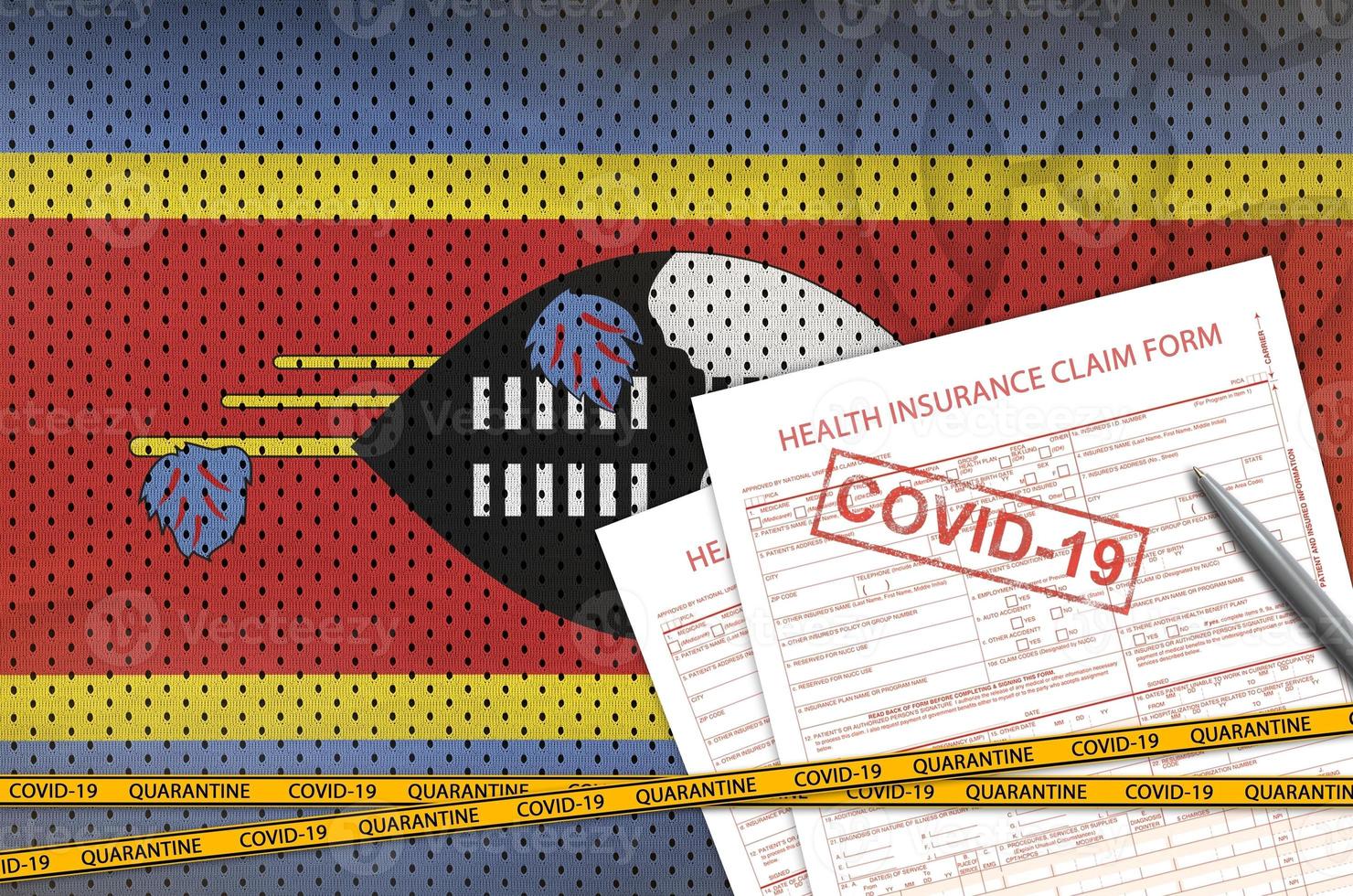 drapeau du swaziland et formulaire de demande d'assurance maladie avec cachet covid-19. coronavirus ou concept de virus 2019-ncov photo