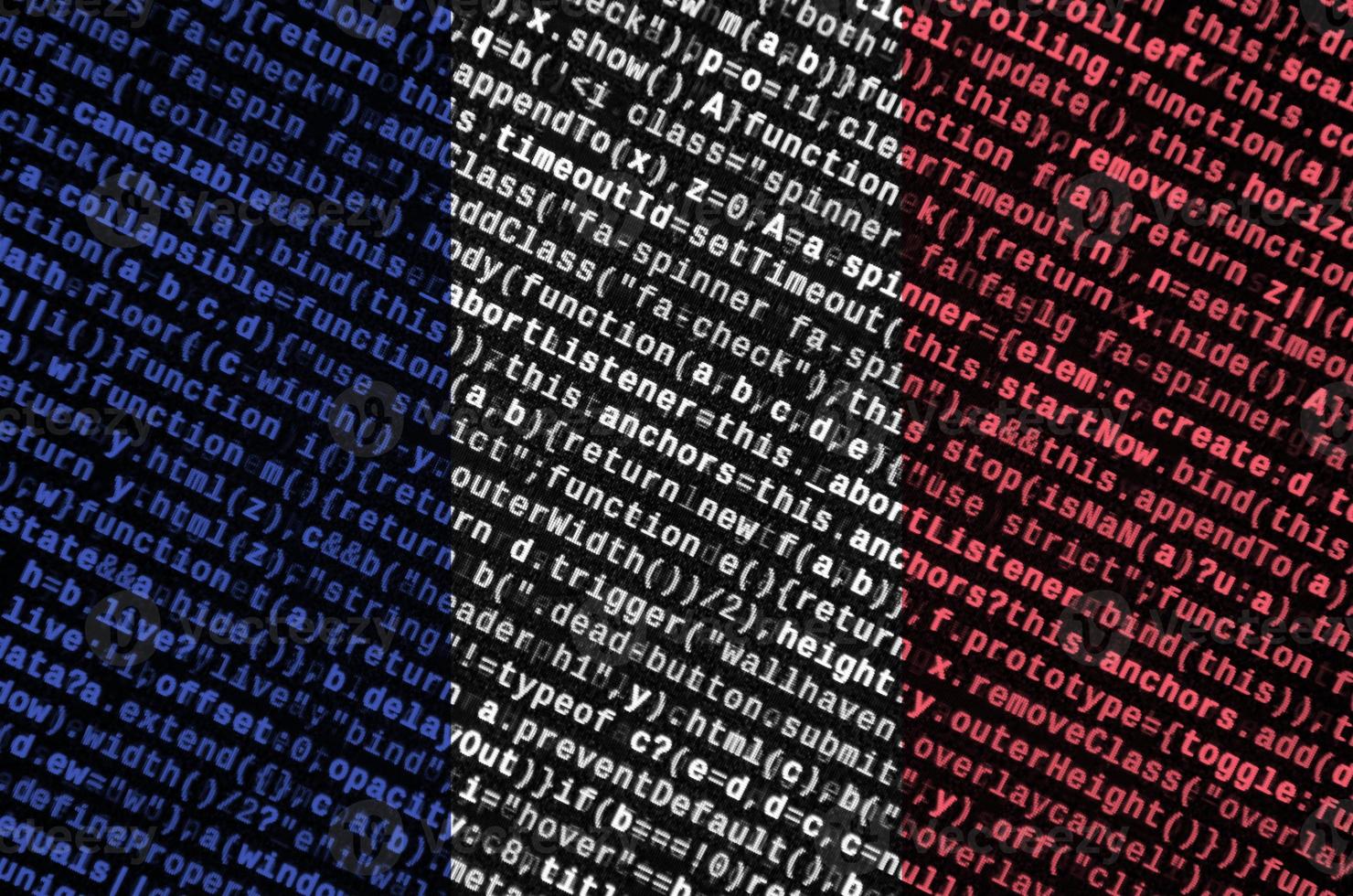 Le drapeau français est représenté à l'écran avec le code du programme. le concept de technologie moderne et de développement de site photo