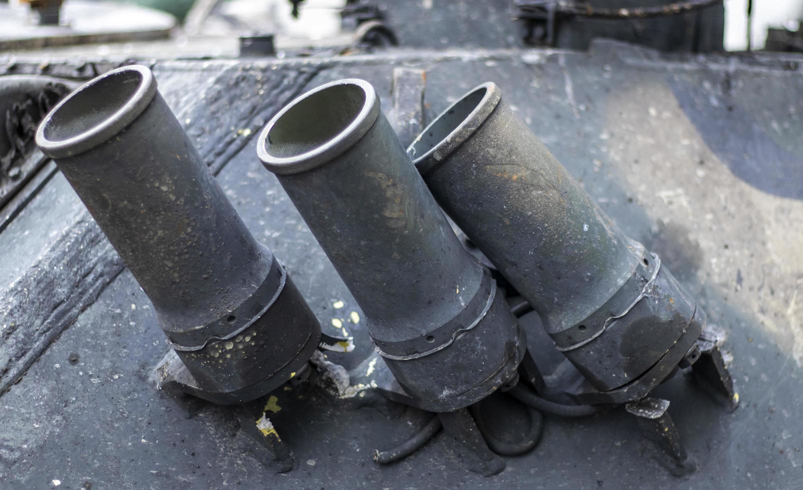 équipement de fumée thermique pour placer des écrans de fumée sur les chars, les véhicules de combat et les véhicules blindés de transport de troupes. lanceur de mortier fumigène ou lanceur de mine fumigène de char militaire. photo