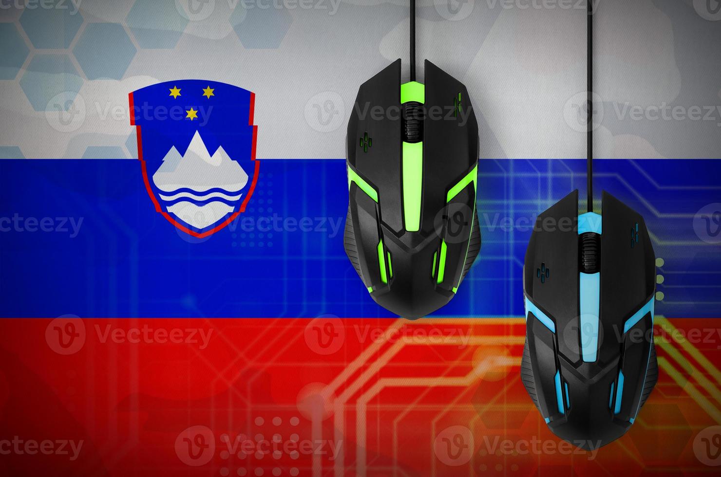 drapeau slovène et deux souris avec rétro-éclairage. jeux coopératifs en ligne. équipe de cybersport photo