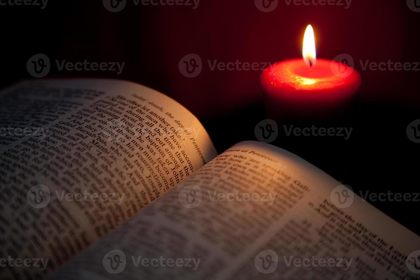 bible ouverte à la lumière de la bougie rouge - pentecôte photo