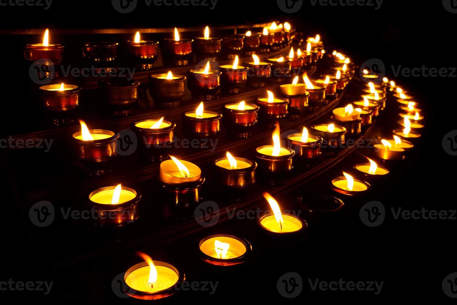 bougies de prière dans une église photo